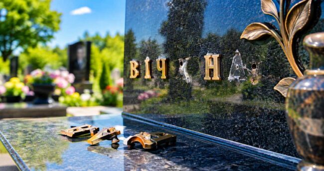 Бронзові та латунні літери на пам’ятник: виготовлення та ціни Бронзові та латунні літери на пам'ятник: виготовлення та ціни