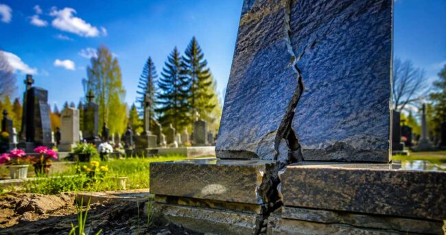 Чому з’являються тріщини на пам’ятнику: захист каменю в Рівному Чому з'являються тріщини на пам'ятнику: захист каменю в Рівному